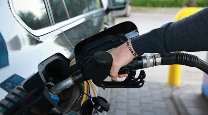 Carburanti: Mimit, prezzo medio self benzina 1,934 euro/litro, gasolio 2,026