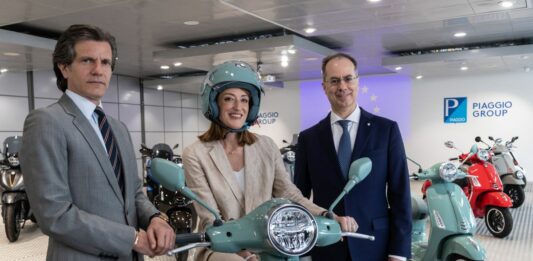 La Presidente del Parlamento Europeo Metsola in visita alla Piaggio