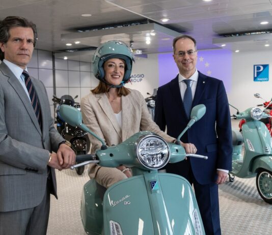 La Presidente del Parlamento Europeo Metsola in visita alla Piaggio