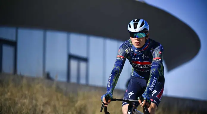 Magnier vince in volata a Burgas, è la prima maglia rosa del Giro