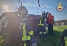 Minivan finisce in un canale nel Veneziano, tre morti