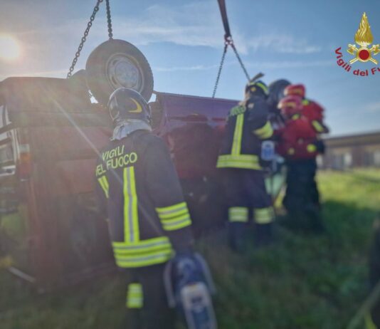 Minivan finisce in un canale nel Veneziano, tre morti