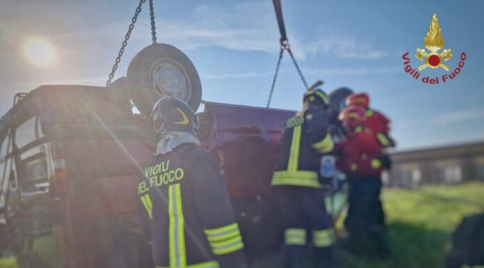Minivan finisce in un canale nel Veneziano, tre morti