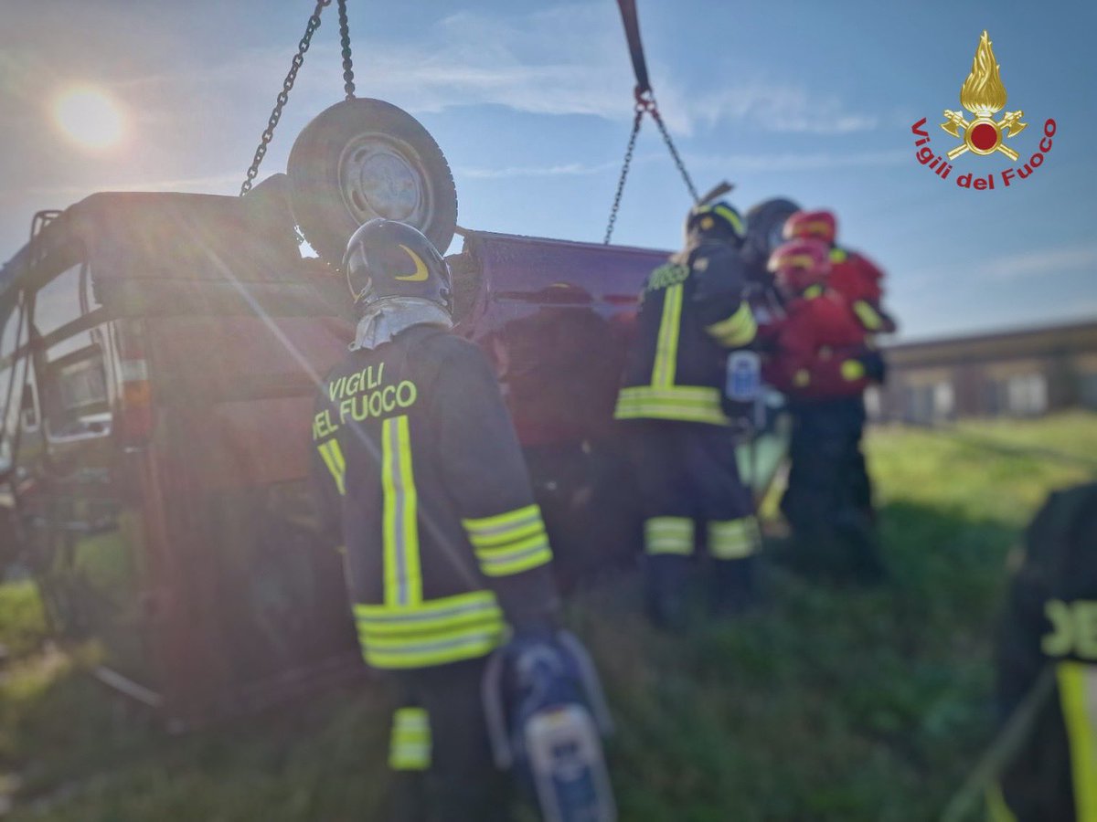 Minivan finisce in un canale nel Veneziano, tre morti
