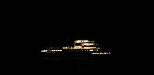 Hantavirus, nave da crociera Mv Hondius entra in porto a Tenerife