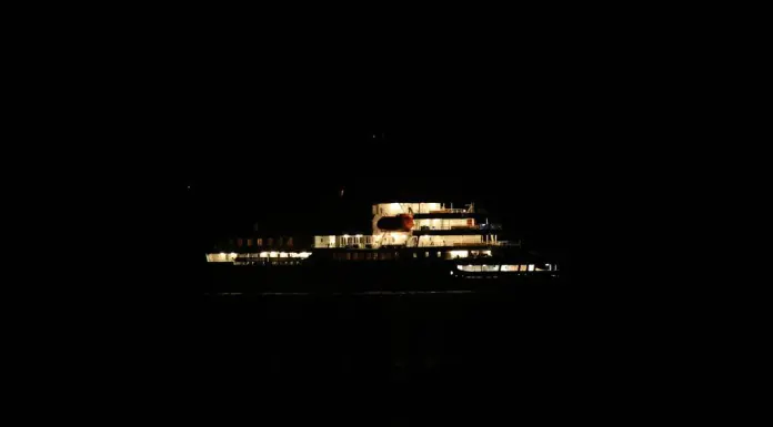 Hantavirus, nave da crociera Mv Hondius entra in porto a Tenerife