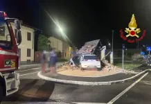 Cuggiono, auto si schianta su cappella. Salvi conducente e antico quadro del 1872