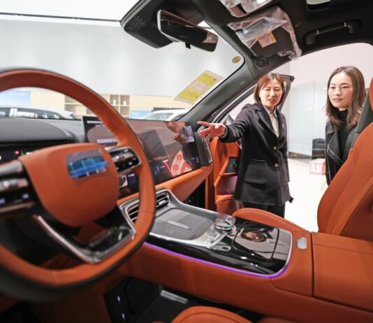 Cina, in crescita ad aprile produzione e vendita di veicoli elettrici e ibridi