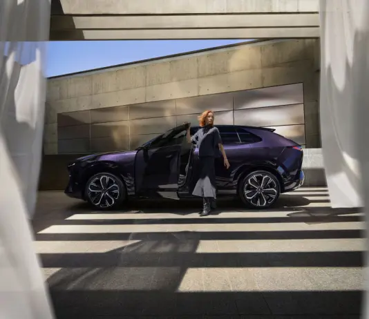 Nuova Mazda CX-6e, al via il tour italiano “Arte in movimento”