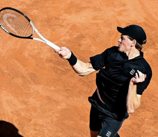 Sinner batte Rublev in due set, è semifinale a Roma con record