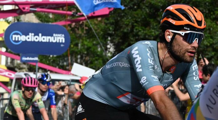 Ganna domina la crono di Massa, Eulalio resta in maglia rosa