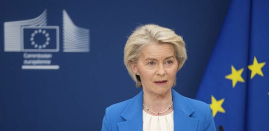 Ue, sì all’accordo sui dazi con gli Usa. Von der Leyen “Passo avanti”
