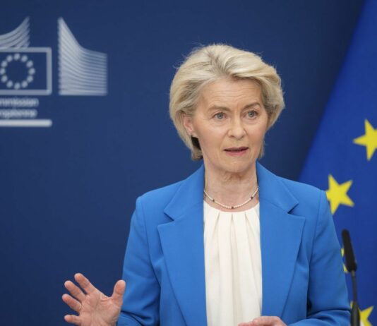 Ue, sì all’accordo sui dazi con gli Usa. Von der Leyen “Passo avanti”