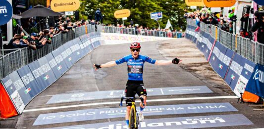 Vingegaard vince il tappone di Pila e veste la maglia rosa al Giro2026