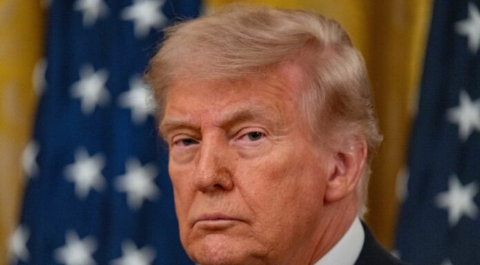 Iran, Trump “Negoziate le linee generali di un accordo. Lo Stretto di Hormuz verrà riaperto”