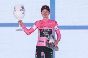 Lavik corona la fuga e vince a Milano, Vingegaard resta in rosa