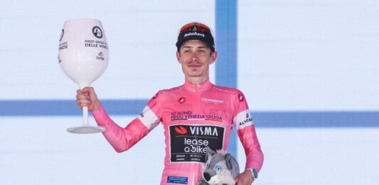 Lavik corona la fuga e vince a Milano, Vingegaard resta in rosa