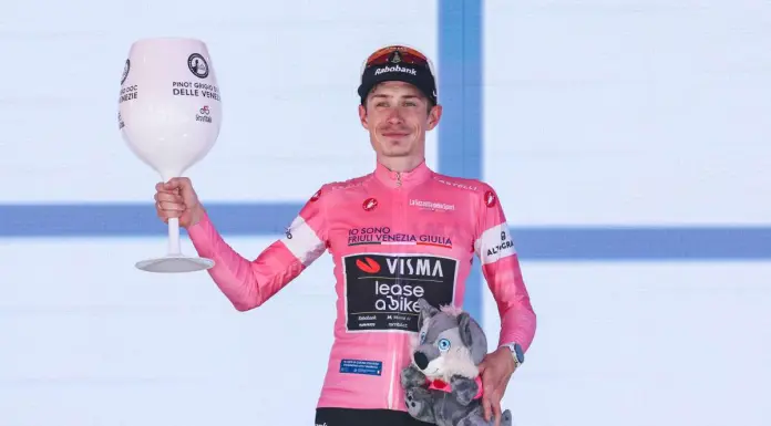 Lavik corona la fuga e vince a Milano, Vingegaard resta in rosa