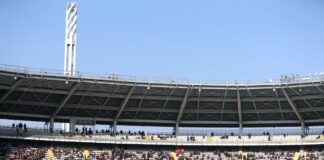 Scontri a Torino e tifoso Juve in ospedale, il derby inizia un’ora dopo