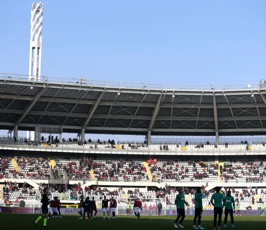 Scontri a Torino e tifoso Juve in ospedale, il derby inizia un’ora dopo