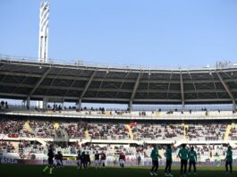 Scontri a Torino e tifoso Juve in ospedale, il derby inizia un’ora dopo