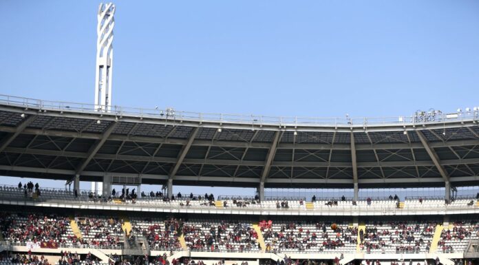Scontri a Torino e tifoso Juve in ospedale, il derby inizia un’ora dopo