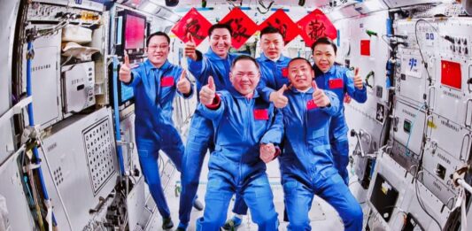 Cina, gli astronauti della Shenzhou-23 entrano nella stazione spaziale Tiangong