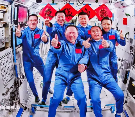 Cina, gli astronauti della Shenzhou-23 entrano nella stazione spaziale Tiangong