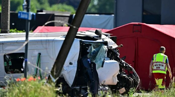 Scuolabus investito da un treno in Belgio, 4 morti tra cui due adolescenti