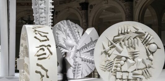 Intesa Sanpaolo, alle Gallerie d’Italia le grandi opere di Arnaldo Pomodoro