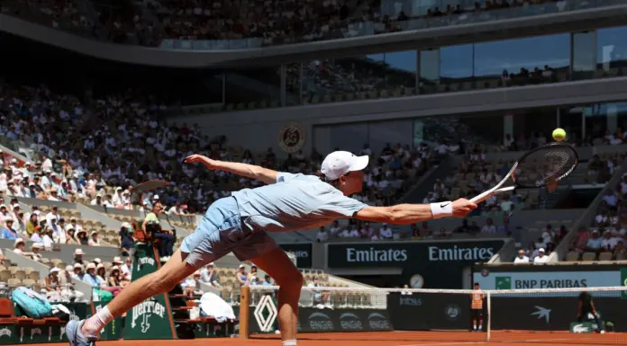 Crollo fisico per Sinner, è fuori al secondo turno del Roland Garros