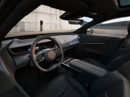 Mazda CX-6e, interni raffinati tra minimalismo e tradizione nipponica