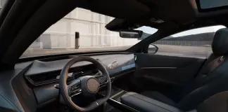 Mazda CX-6e, interni raffinati tra minimalismo e tradizione nipponica