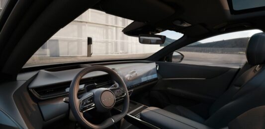 Mazda CX-6e, interni raffinati tra minimalismo e tradizione nipponica