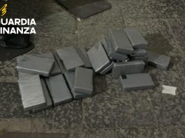 Napoli, 4 misure cautelari per associazione finalizzata al traffico e spaccio di droga