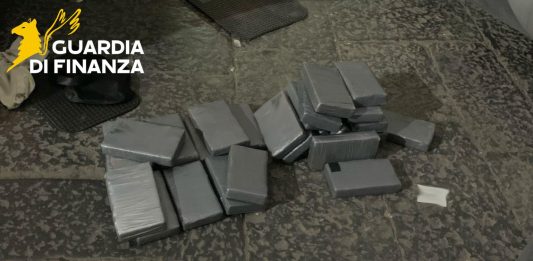 Napoli, 4 misure cautelari per associazione finalizzata al traffico e spaccio di droga