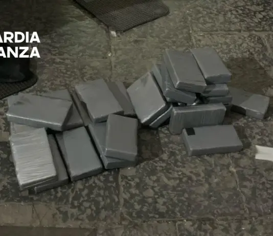 Napoli, 4 misure cautelari per associazione finalizzata al traffico e spaccio di droga