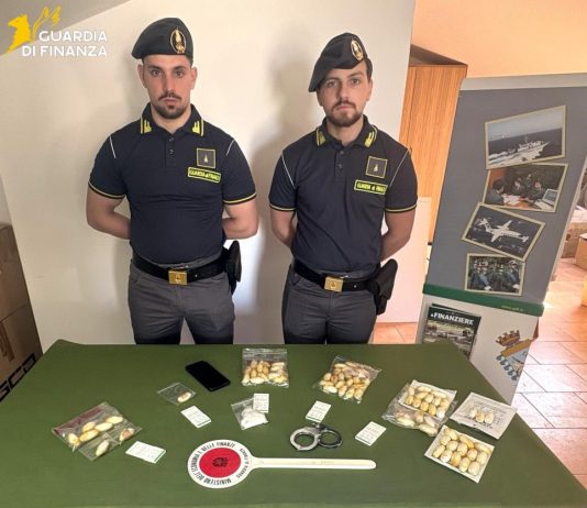Trasportava nel corpo 80 ovuli di cocaina, arrestato all’aeroporto di Alghero / Video