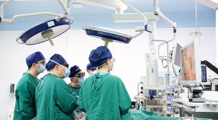 Cina: Jilin, medici eseguono interventi chirurgici con tecnologie avanzate (2)