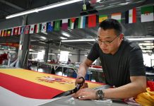 Cina: Qingdao, imprese fabbricano bandiere in vista dei Mondiali di calcio (1)