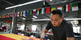 Cina: Qingdao, imprese fabbricano bandiere in vista dei Mondiali di calcio (1)
