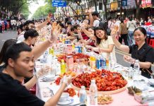Cina: Hunan, grande banchetto di gamberi di fiume a Yiyang (3)