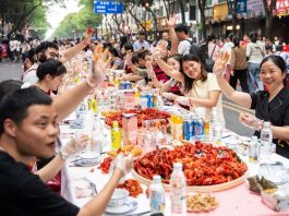 Cina: Hunan, grande banchetto di gamberi di fiume a Yiyang (3)