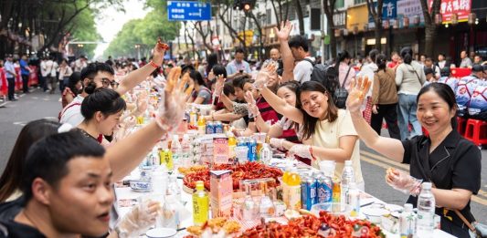 Cina: Hunan, grande banchetto di gamberi di fiume a Yiyang (3)