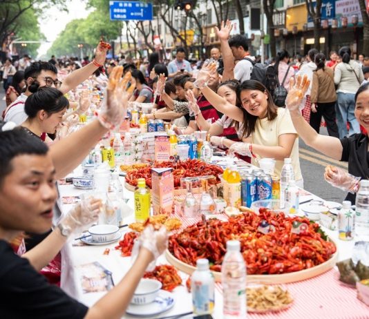 Cina: Hunan, grande banchetto di gamberi di fiume a Yiyang (3)