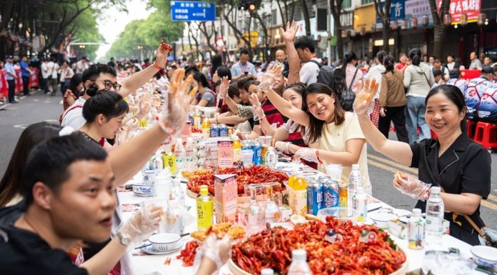 Cina: Hunan, grande banchetto di gamberi di fiume a Yiyang (3)