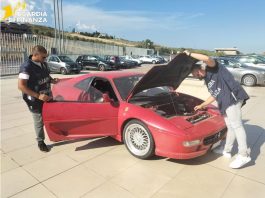 Catanzaro, confiscata una falsa Ferrari F355 GTS con design Pininfarina