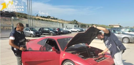 Catanzaro, confiscata una falsa Ferrari F355 GTS con design Pininfarina