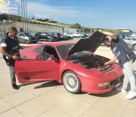 Catanzaro, confiscata una falsa Ferrari F355 GTS con design Pininfarina