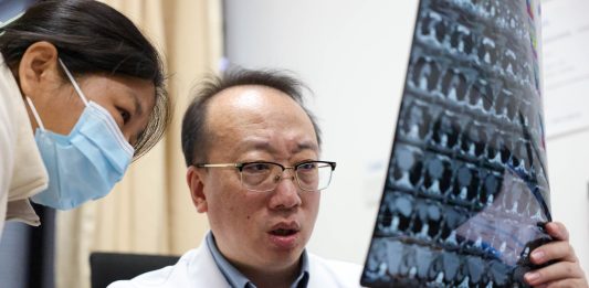 Cina: Jilin, medici eseguono interventi chirurgici con tecnologie avanzate (3)